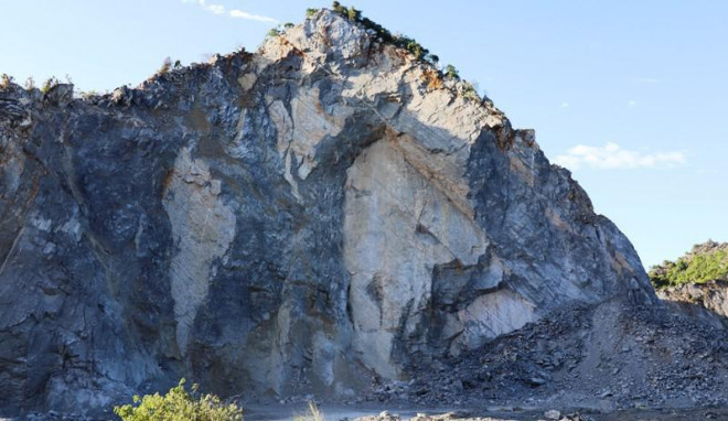 Thay vì bóc tách đá từ trên mỏ xuống,&nbsp;Công ty CP Vật liệu 99 cho khai thác đá theo kiểu khoét "hàm ếch". Ảnh: Đ.LAM
