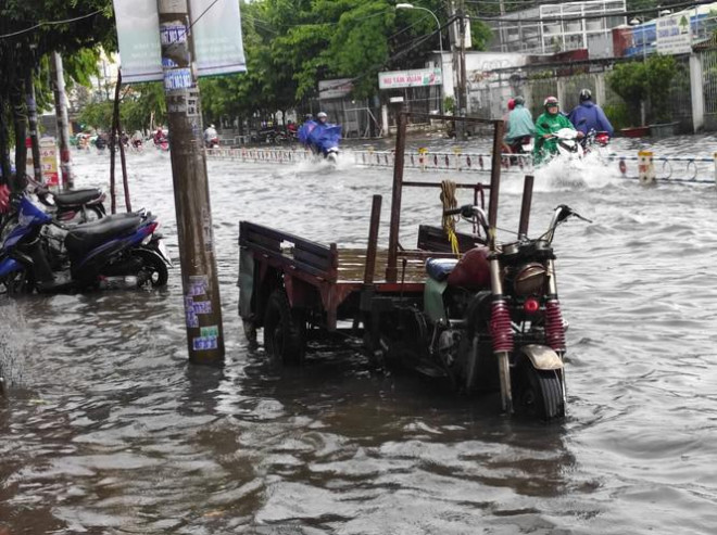 Xe ba gác bị nhấn chìm trong nước&nbsp;