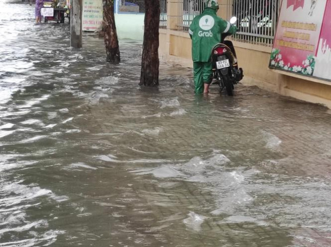 Cả đoạn đường này lại biến thành sông