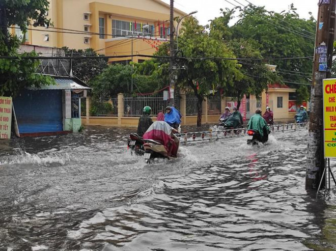 Nhiều tuyến đường Sài Gòn biến thành sông sau cơn mưa cuối tuần - 9