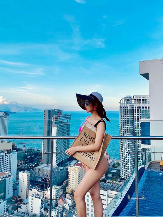 Showbiz Việt không ít lần khiến công chúng nhầm tưởng vì những bức hình gây ảo giác. Diện bikini nhưng cách tạo dáng với túi khổ lớn khiến bà mẹ 4 con Jennifer Phạm làm nhiều người thoạt nhìn bức hình từ xa tưởng như cô đang bán nude.
