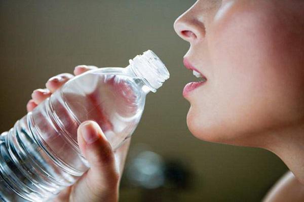 Uống nhiều nước đóng chai có thể làm tăng nguy cơ mắc ung thư - Ảnh: Minh họa