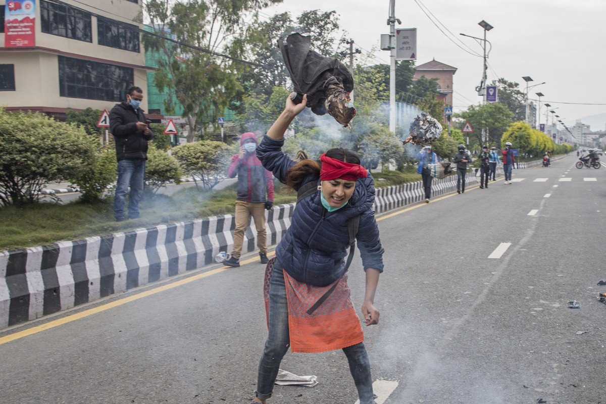 Một người biểu tình Nepal đốt hình nộm Thủ tướng Ấn Độ Narendra Modi.