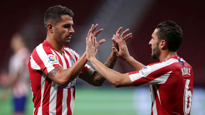 Vitolo (trái) tỏa sáng không lâu sau khi vào sân từ ghế dự bị giúp Atletico Madrid đánh chiếm top 3 La Liga