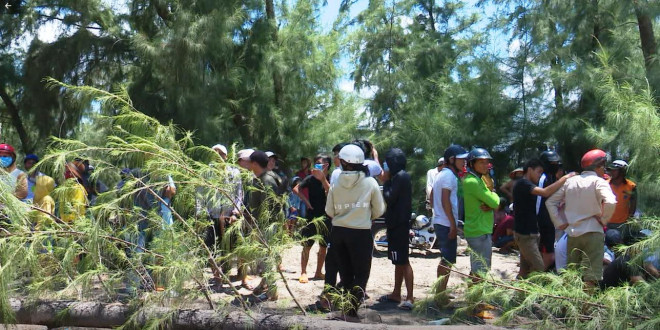 Nhiều người dân tập trung tại hiện trường sau khi phát hiện thi thể em H.