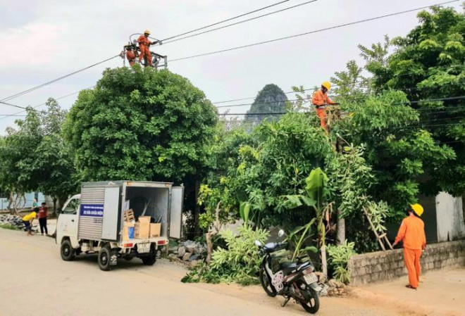 Điện lực Quảng Bình trong một lần khắc phục sự cố điện lưới tại nhà các hộ dân