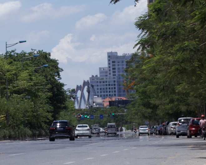 Thời điểm lúc 12 giờ trưa nay, mặt đường trên phố Võ Chí Công xuất hiện ảo ảnh do nhiệt độ cực cao trên mặt đường bốc lên.