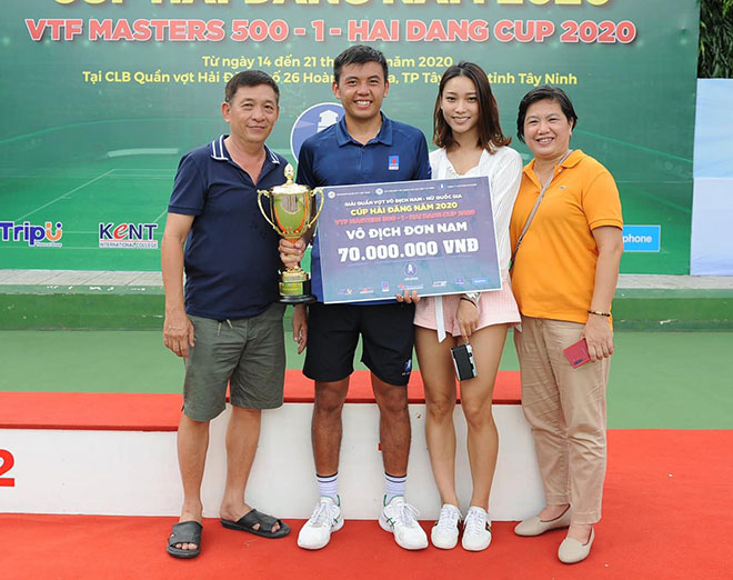 Hoàng Nam ăn mừng chức vô địch bên cạnh bố mẹ và bạn gái xinh đẹp