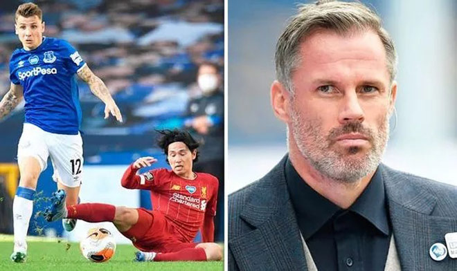 Huyền thoại Jamie Carragher không ấn tượng với quyết định sử dụng Minamino