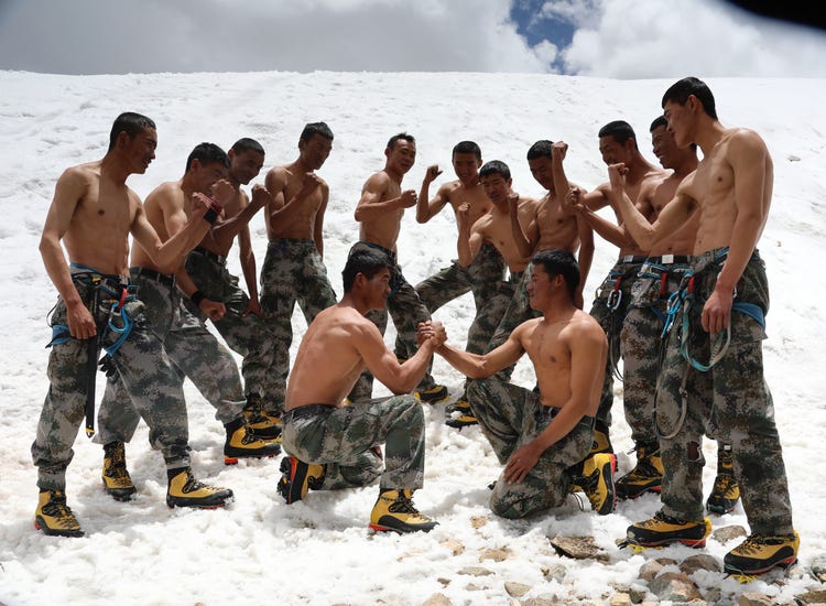Binh sĩ Trung Quốc ở cởi trần chơi vật tay giữa nền tuyết trắng ở biên giới (ảnh: Hoàn cầu)
