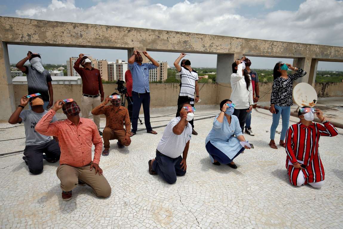 Một nhóm người ngắm nhật thực tại&nbsp;Gandhinagar, Ấn Độ hôm 21.6 vừa qua (Ảnh: Reuters)