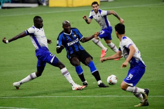 Inter níu kéo cơ hội đua vô địch bằng trận thắng Sampdoria