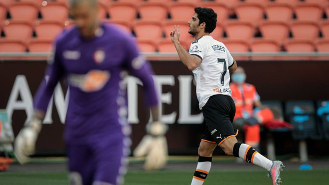 Golcalo Guedes (áo trắng) tỏa sáng với màn solo ghi bàn mở tỷ số cho Valencia trước Osasuna