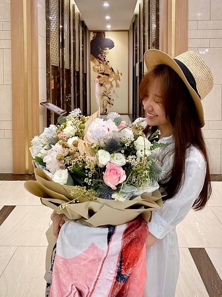 Hari Won nhận được bó hoa tươi từ ông xã trong ngày sinh nhật.