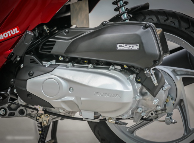 Ăn điểm nhất chính là động cơ có công nghệ eSP giống với công nghệ động cơ PCX, SH và Forza. Với công nghệ này sẽ giúp cho xe giảm độ rung, giảm tiêu hao nhiêu liệu và lại tối ưu hóa khả năng làm mát, không kém gì công nghệ Blue Core như vẫn thường thấy trên các mẫu xe của Yamaha.
