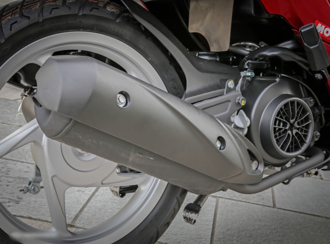 Động cơ của 2017 Honda Vision vẫn duy trì cấu hình 2 valve, làm mát bằng không khí, nhưng cho công suất nhỉnh lên tới 6,5 kW và mô-men xoắn cực đại 9 Nm, một mức thoải mái cho xe chạy một cách linh hoạt. Ảnh ống xả xe.
