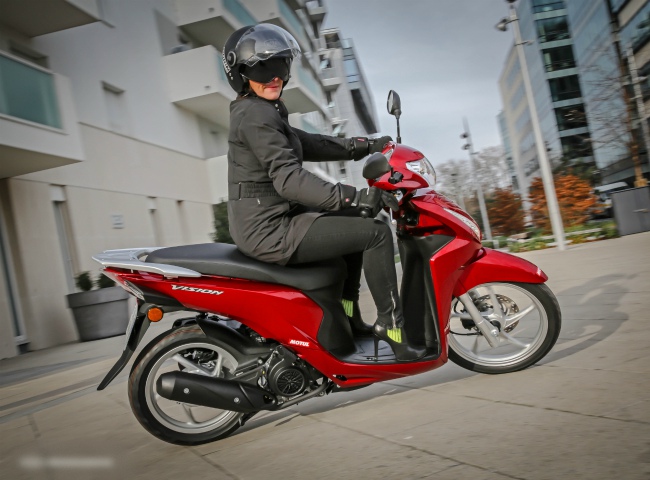 Bắt đầu từ 2017 Honda Vision được trang bị hệ thống Idling Stop & Start có khả năng ngắt động cơ tự động khi xe dừng lại chờ đèn đỏ. Điều này giúp tăng khả năng thân thiện với môi trường và giảm tiêu hao nhiên liệu. Trong các thử nghiệm lúc đó cho thấy 2017 Honda Vision đạt mức tiêu thụ nhiên liệu chỉ 2,5 lít/ 100 km.
