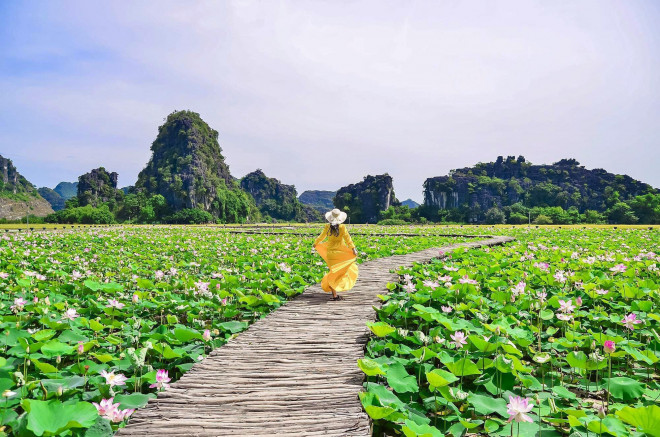 Khung cảnh thơ mộng nhìn từ Hang Múa.