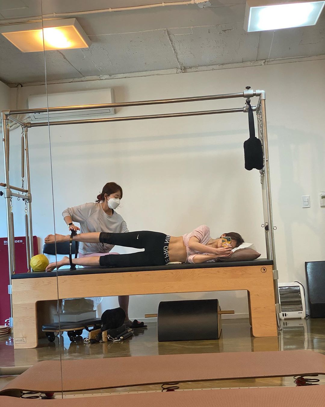 Cô rất chăm chỉ luyện tập pilates để giữ dáng.