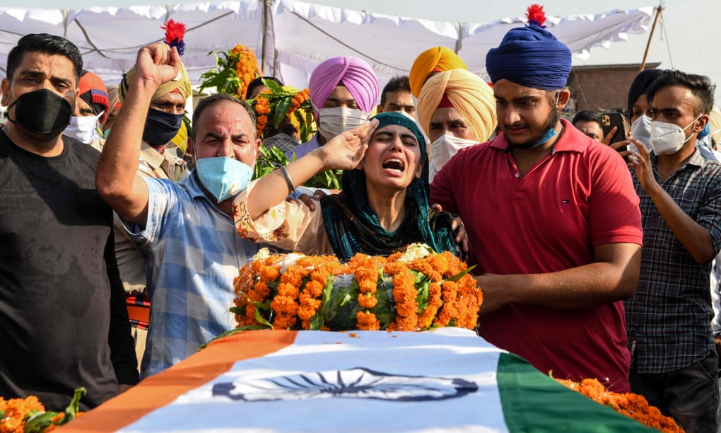 Người nhà của một binh sĩ Ấn Độ thiệt mạng trong vụ đụng độ đêm 15.6 than khóc trong tang lễ (ảnh: The Guardian)