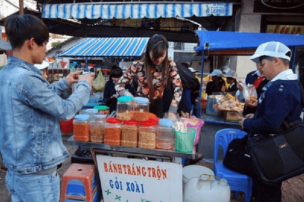 &nbsp;Thời điểm đó, nhiều người đến mua bánh tráng trộn để xin chụp ảnh với Bảo Chi.