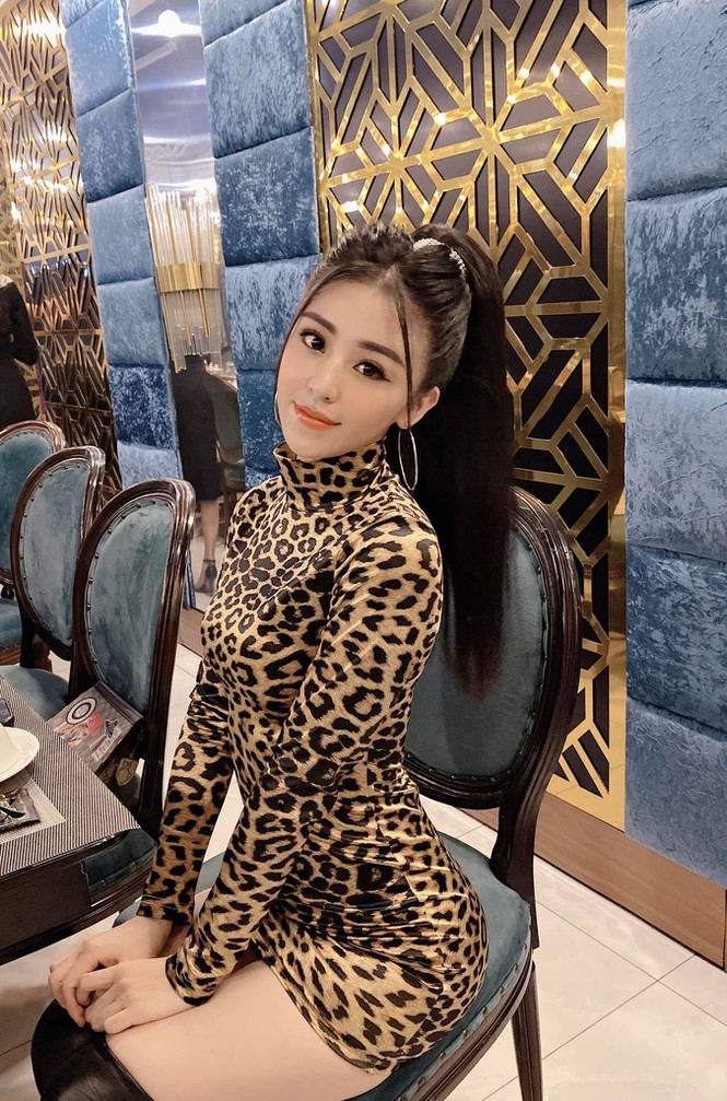 &nbsp;Vẻ ngoài của hotgirl bánh tráng trộn hiện nay với gương mặt được trang điểm kĩ và phong cách thời trang gợi cảm. (Ảnh FBNV)