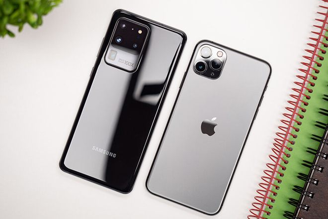 Galaxy S20 Ultra với cụm camera lớn hơn nhiều so với iPhone 11 Pro Max.