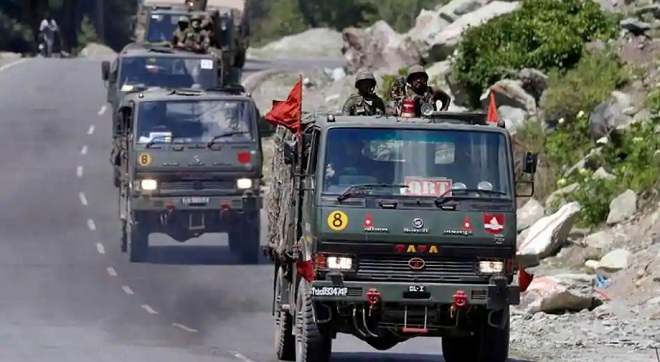 Đoàn xe quân sự tiến về vùng tranh chấp với Trung Quốc ở biên giới.