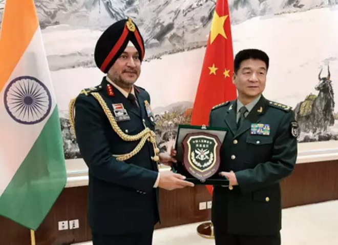 Thượng tướng Trung Quốc Triệu Tông Kỳ (phải) gặp trung tướng Ấn Độ&nbsp;Ranbir Singh hồi đầu năm&nbsp;nay