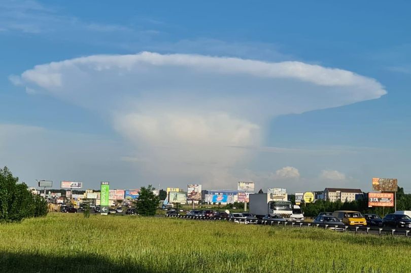 Đám mây hình nấm xuất hiện ở thủ đô Kiev, Ukraine.