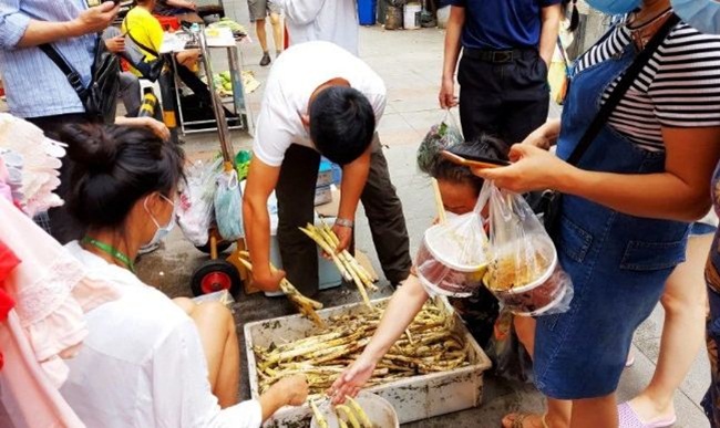 Ở các chợ gần đó thì ngó sen tươi làm sạch được bán với giá 12 tệ/0,5kg.
