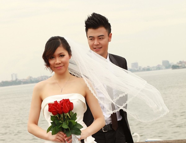 Ảnh cưới của Tuấn Tú và Thanh Huyền năm 2012. Vợ nam diễn viên không hoạt động trong lĩnh vực nghệ thuật nhưng là tiểu thư con nhà quyền thế. Nhiều thông tin cho biết,  hai người quen nhau do bạn bè mai mối.
