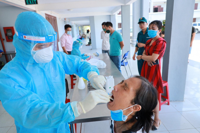 Cán bộ y tế ở Quảng Nam lấy mẫu bệnh phẩm đưa đi xét nghiệm Covid-19 Ảnh: Lê Trọng Khang