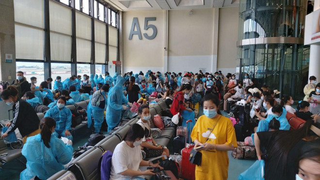 Những người Việt chuẩn bị lên máy bay về nước - Ảnh: Văn phòng Kinh tế - Văn hoá Việt Nam tại Đài Bắc