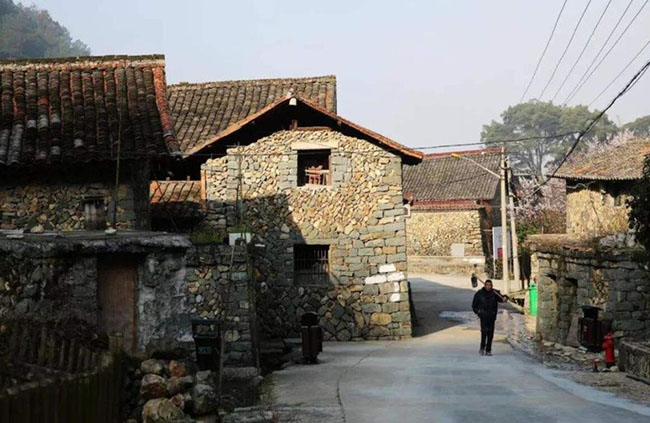 Ngôi làng đá cổ tồn tại suốt 500 năm, kỳ lạ hơn là người dân ở đây sống rất thọ - 1