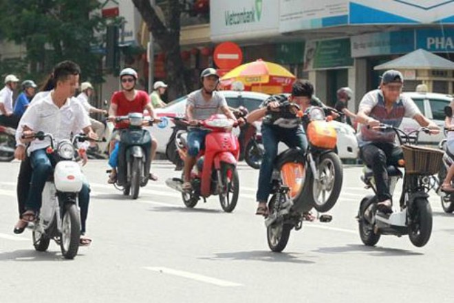 Học sinh đi xe đạp điện "diễn xiếc" gây nguy hiểm trên đường.