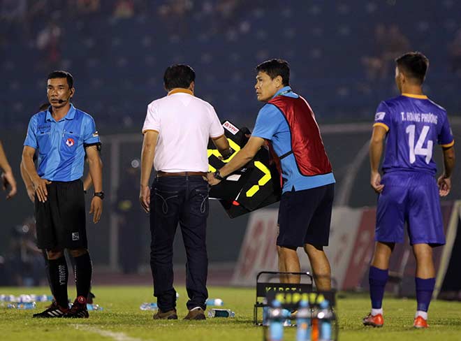 HLV Nguyễn Thanh Sơn nổi cáu và cho rằng tổ trọng tài dù có bộ đàm liên lạc nhưng không liên hệ với nhau để Bình Dương mất đi một lượt thay người