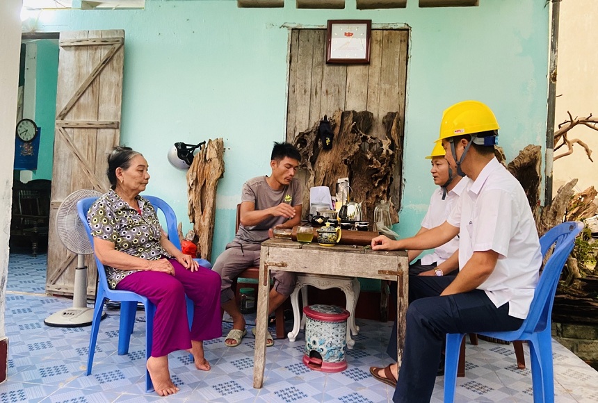 &nbsp;Điện lực Vân Đồn làm việc với gia đình bà Đào Thị Gái. Ảnh Báo Quảng Ninh.