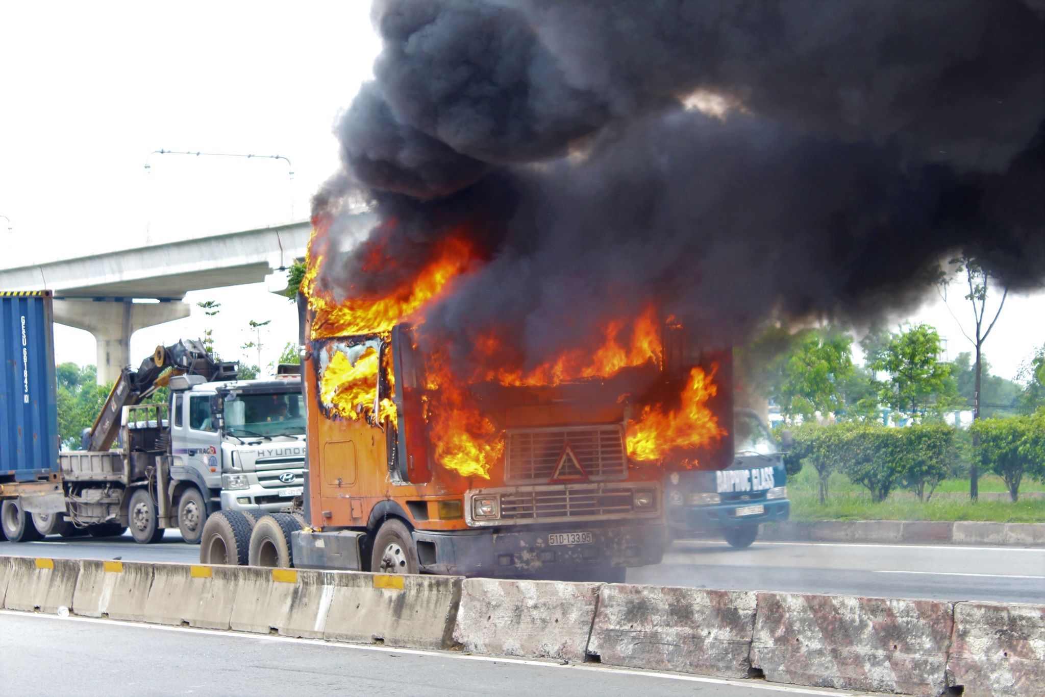 Cabin xe container bốc cháy dữ dội trên phố Sài Gòn