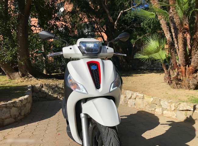 Thiết kế xe ga Piaggio Medley 125 thế hệ 2020 tạo ấn tượng với đầu xe vuông vắn hơn, các đường nét được chỉnh sửa, trong khi ở giữa có thiết kế dạng lưới tản nhiệt gợi nhắc lại lối thiết kế của MP3, đèn LED và thiết kế khít hơn cho các đèn xi-nhan.
