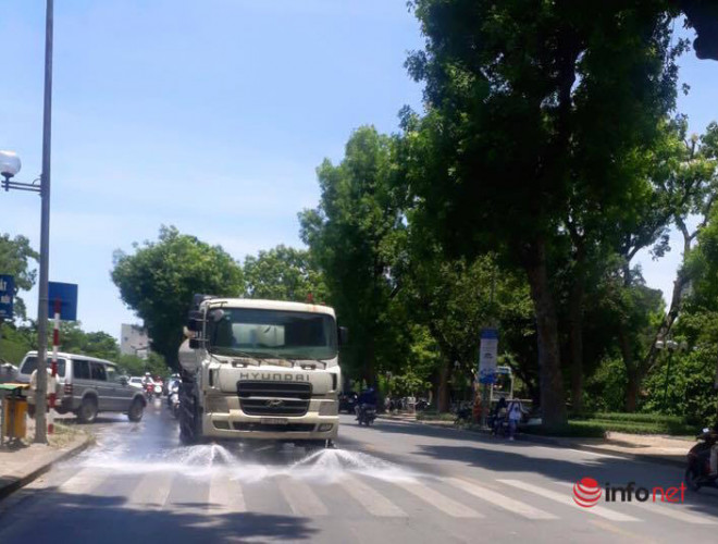 Hà Nội phun nước rửa đường “hạ nhiệt” đường phố.