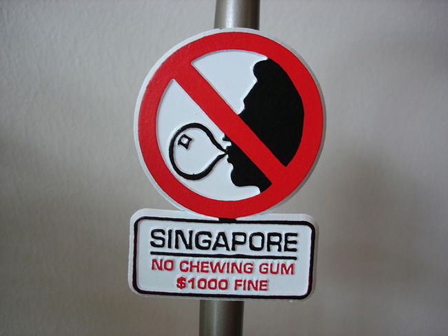 Ở Singapore, bạn sẽ bị phạt nặng nếu nhai kẹo cao su. 
