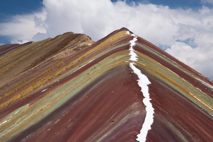 12. Núi Cầu vồng, Peru: Núi Vinicunca or Montaña de Siete Colores hay núi Cầu vồng được bao phủ bởi các dải màu tự nhiên. Chúng là sản phẩm của các khóa chất bị xói mòn bởi thời tiết.