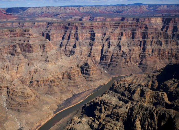 14. Grand Canyon, Mỹ: Vườn quốc gia ở bang Arizona là một trong 7 kỳ quan thế giới mới. Hẻm núi ở đây được hình thành cách đây 70 triệu năm và có nhiều dài hơn 450 km.