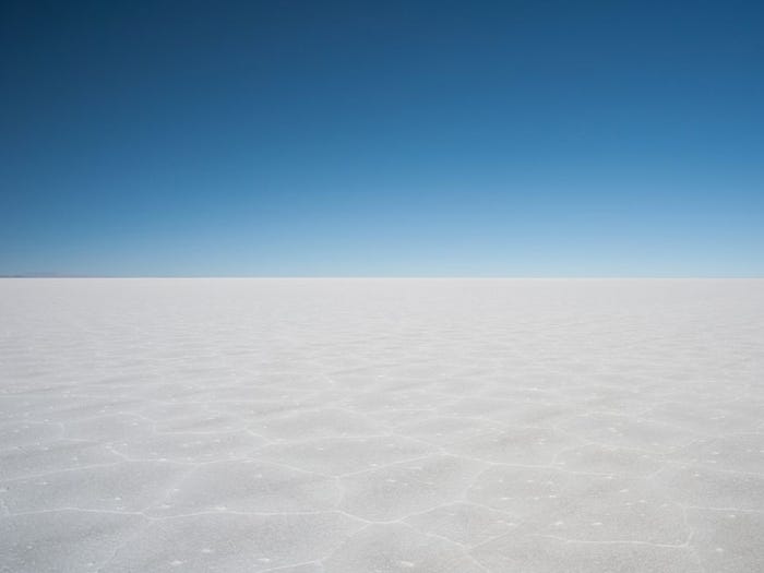 6. Cánh đồng muối Uyuni, Bolivia: Cánh đồng muối rộng nhất thế giới tạo thành một bề mặt hoàn hảo giống như tấm gương khổng lồ khi bị ngập nước. Nơi đây chiếm khoảng 15% trữ lượng lithium trên thế giới.