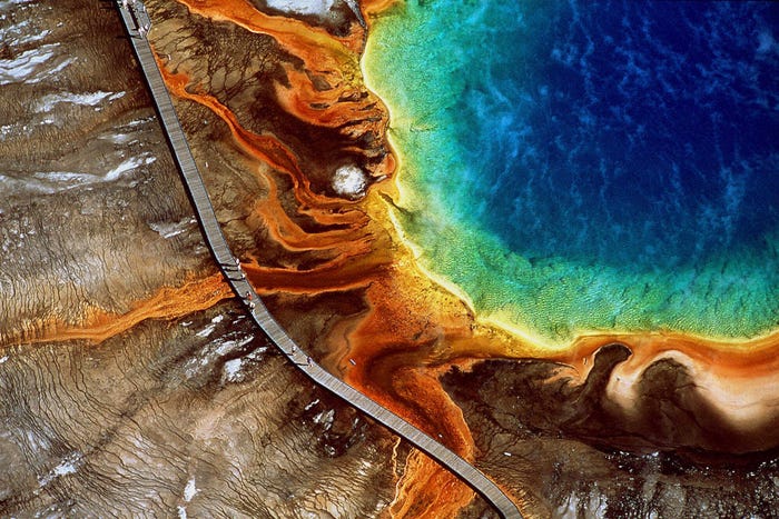 7. Suối Grand Prismatic, Mỹ: Dòng suối trong vườn quốc gia Yellowstone gấy ấn tượng với sắc màu như cầu vồng, được tạo ra bởi các vi sinh vật sống trong nước.