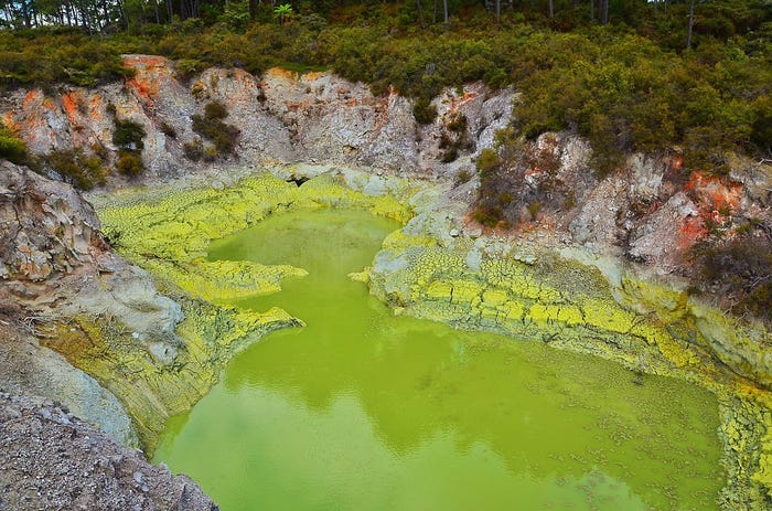 8. Devil's Bath, New Zealand: Hồ địa nhiệt này có màu xanh nhạt đặc biệt, được tạo ra bởi chất lưu&nbsp;huỳnh.