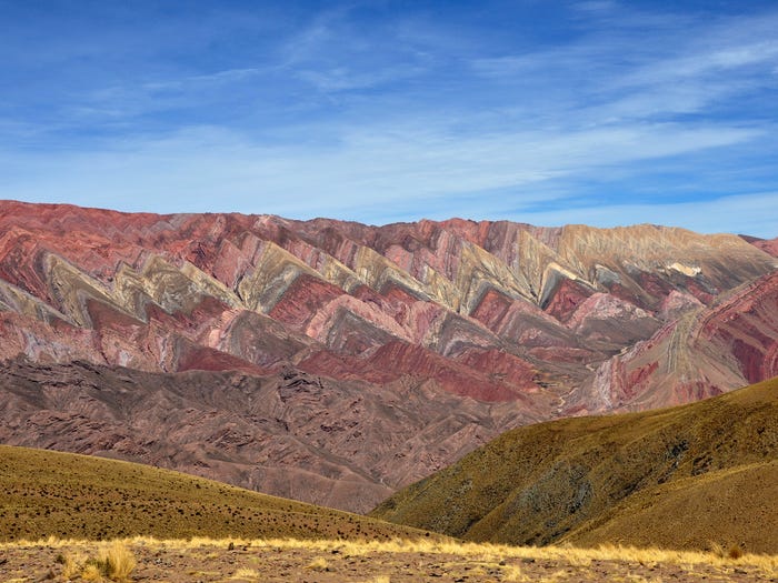 9. Dãy núi Serrania de Hornocal, Argentina: Dãy núi ở thung lũng Quebrada de Humahuaca gây ấn tượng với các lớp đá vôi có nhiều màu sắc khác nhau. Nơi đây đã được UNESCO công nhận là di sản thế giới.