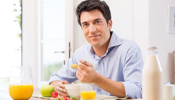 Người đến trung niên càng cần chú ý chế độ ăn uống để dưỡng gan, phòng chống ung thư. Ảnh minh họa