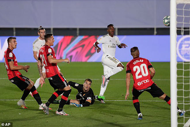 Vinicius ghi bàn mở tỷ số đầy tranh cãi cho Real Madrid vào lưới Real Mallorca